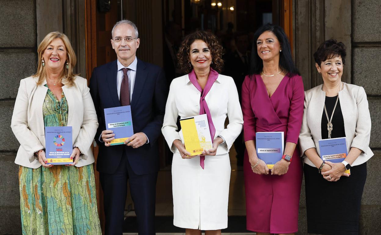 La ministra de Hacienda, María Jesús Montero (c), junto al secretario de Estado de Hacienda, Jesús Gascón Catalán (2i); ​la secretaria de Estado de Presupuestos y Gastos, María José Gualda Romero (2d); la ​secretaría de Estado de Función Pública: Lidia Sánchez Milán (i), y la ​subsecretaria de Hacienda y Función Pública, María del Pilar Paneque (d), con los nuevos Presupuestos.