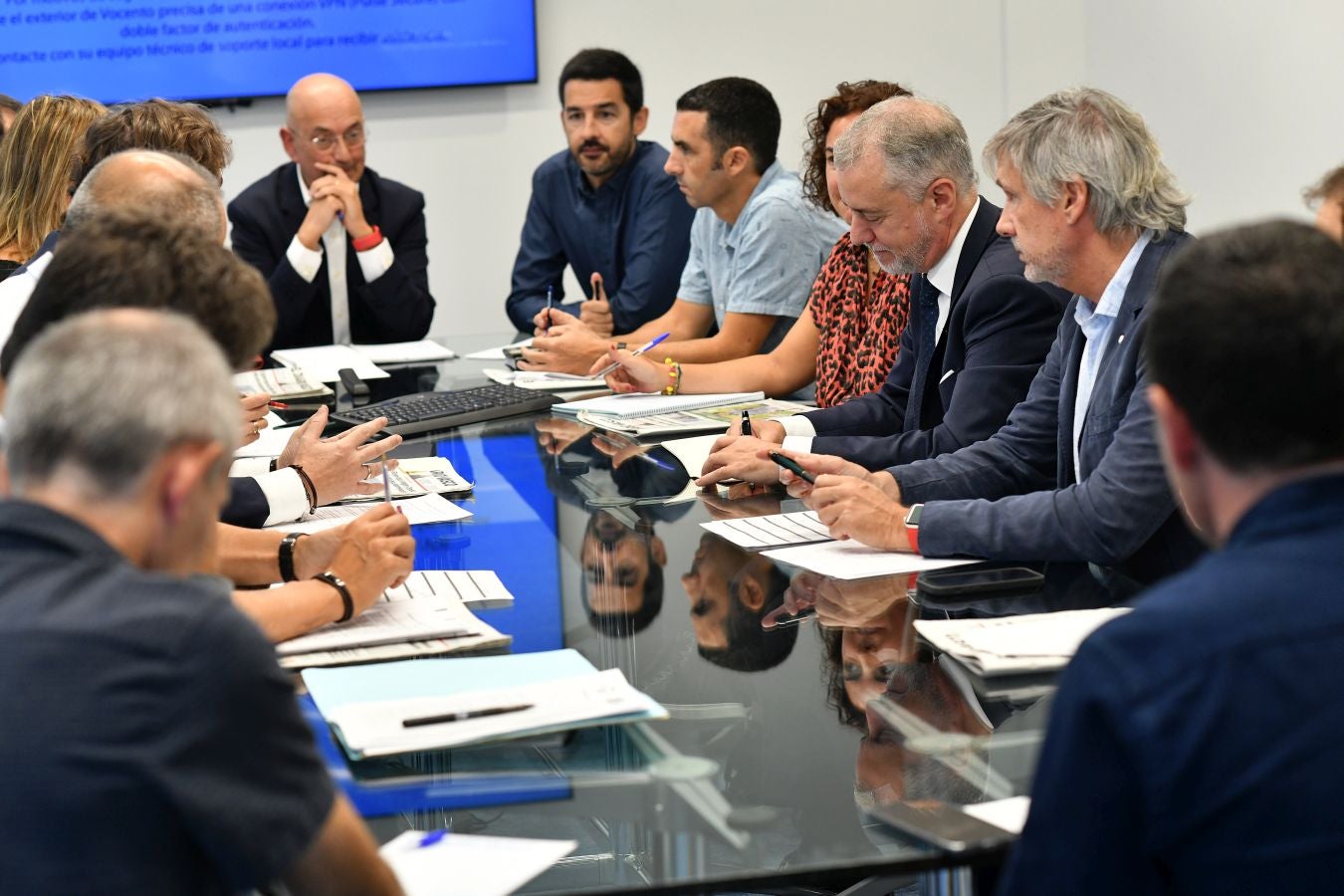 Fotos: El lehendakari, en la reunión matinal de Redacción