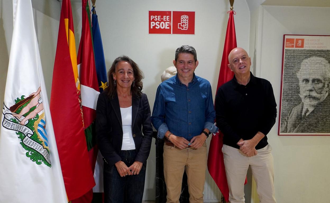 Odón Elorza, el moderador y secretario general del PSE de Donostia, Enrique Ramos, y Marisol Garmendia, momentos antes del debate celebrado ayer en Prim. 