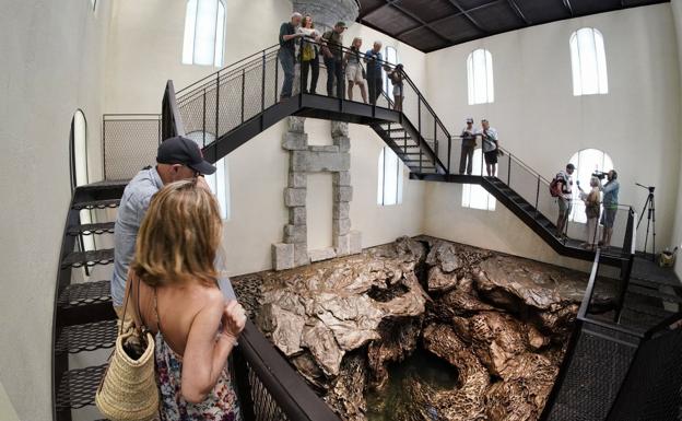 Un grupo de visitantes contempla 'Hondalea' en el día de reapertura de la obra este verano. 