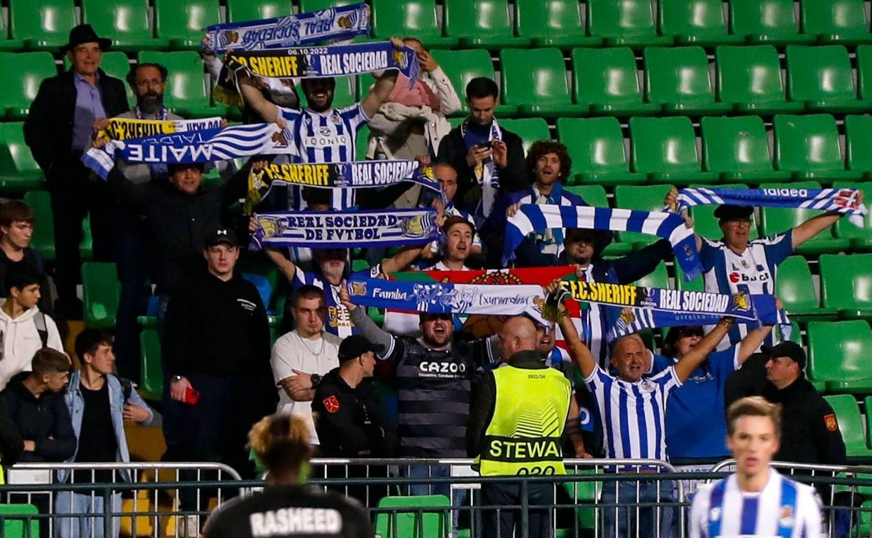 La afición de la Real Sociedad, feliz en el Zimbru Stadium.