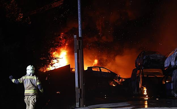 Espectacular incendio en un desguace de Astigarraga