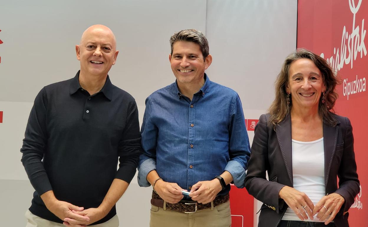 Odón Elorza, Enrique Ramos, que actuó como moderador, y Marisol Garmendia, antes del debate