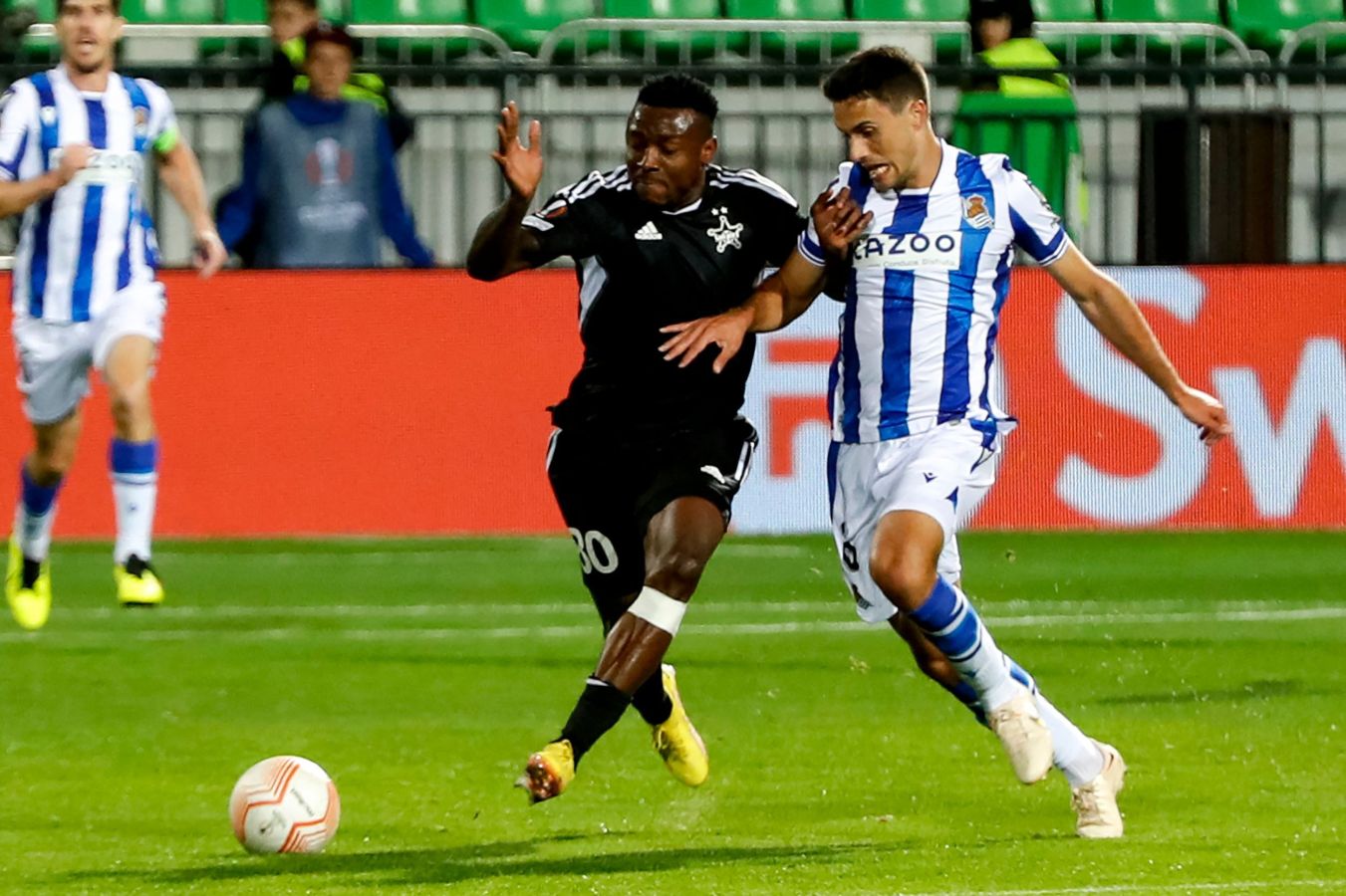 La Real Sociedad plantea un partido muy inteligente para romper las marcas al hombre del Sheriff y resolver con tantos de Silva y Aritz. 