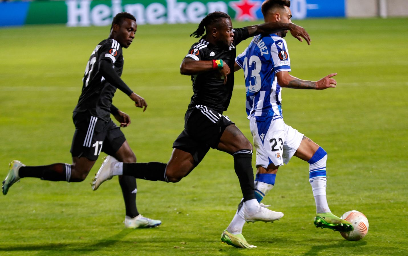 La Real Sociedad plantea un partido muy inteligente para romper las marcas al hombre del Sheriff y resolver con tantos de Silva y Aritz. 