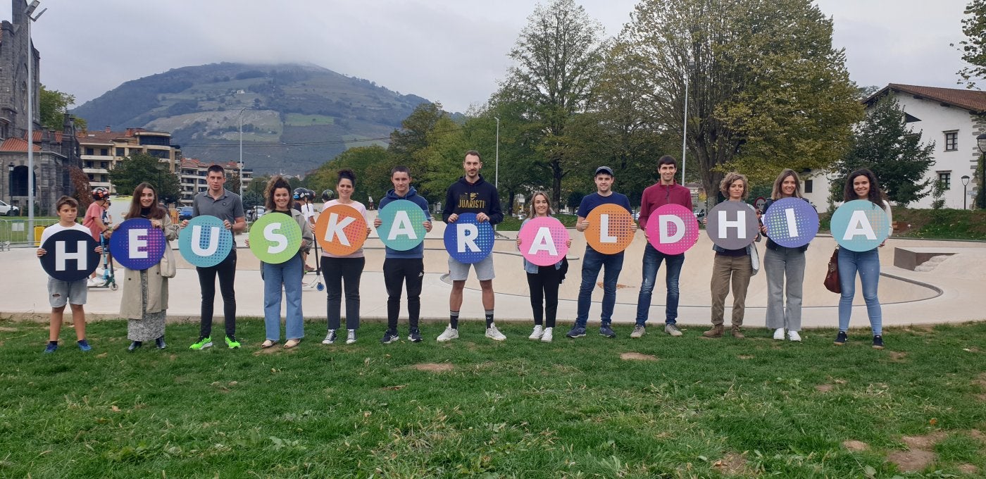 Azpeitiko Hikaldia aurkeztu zuten ostiralean skate park berrian. 