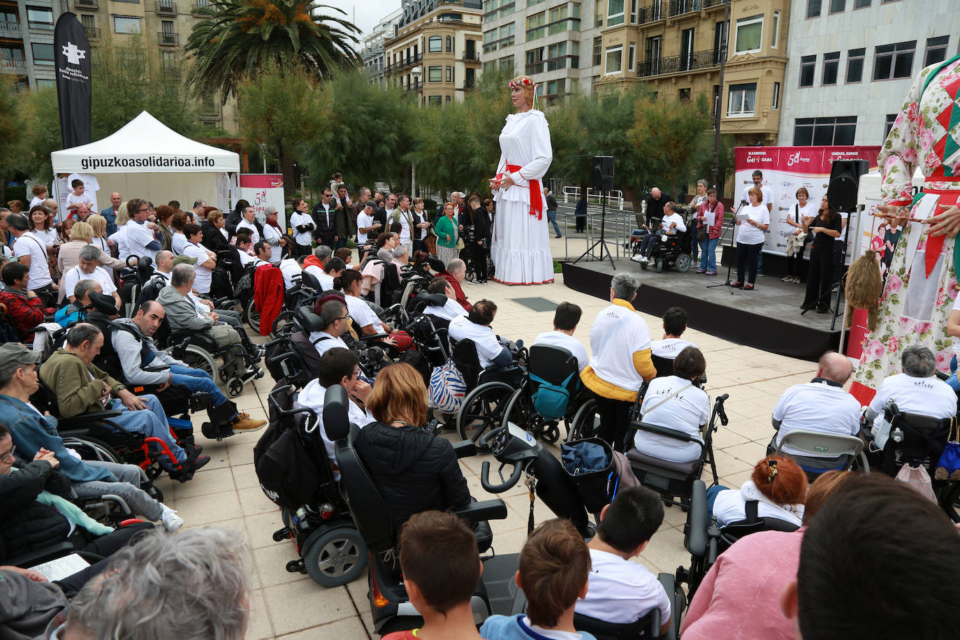 Fotos: Usuarios y familiares celebran las bodas de oro de Aspace
