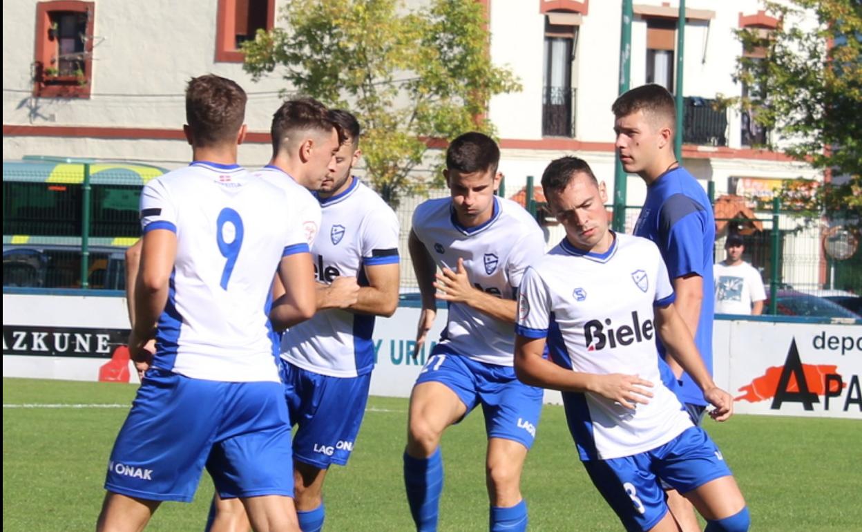Jugadores del Lagun Onak calentando antes de un encuentro. 