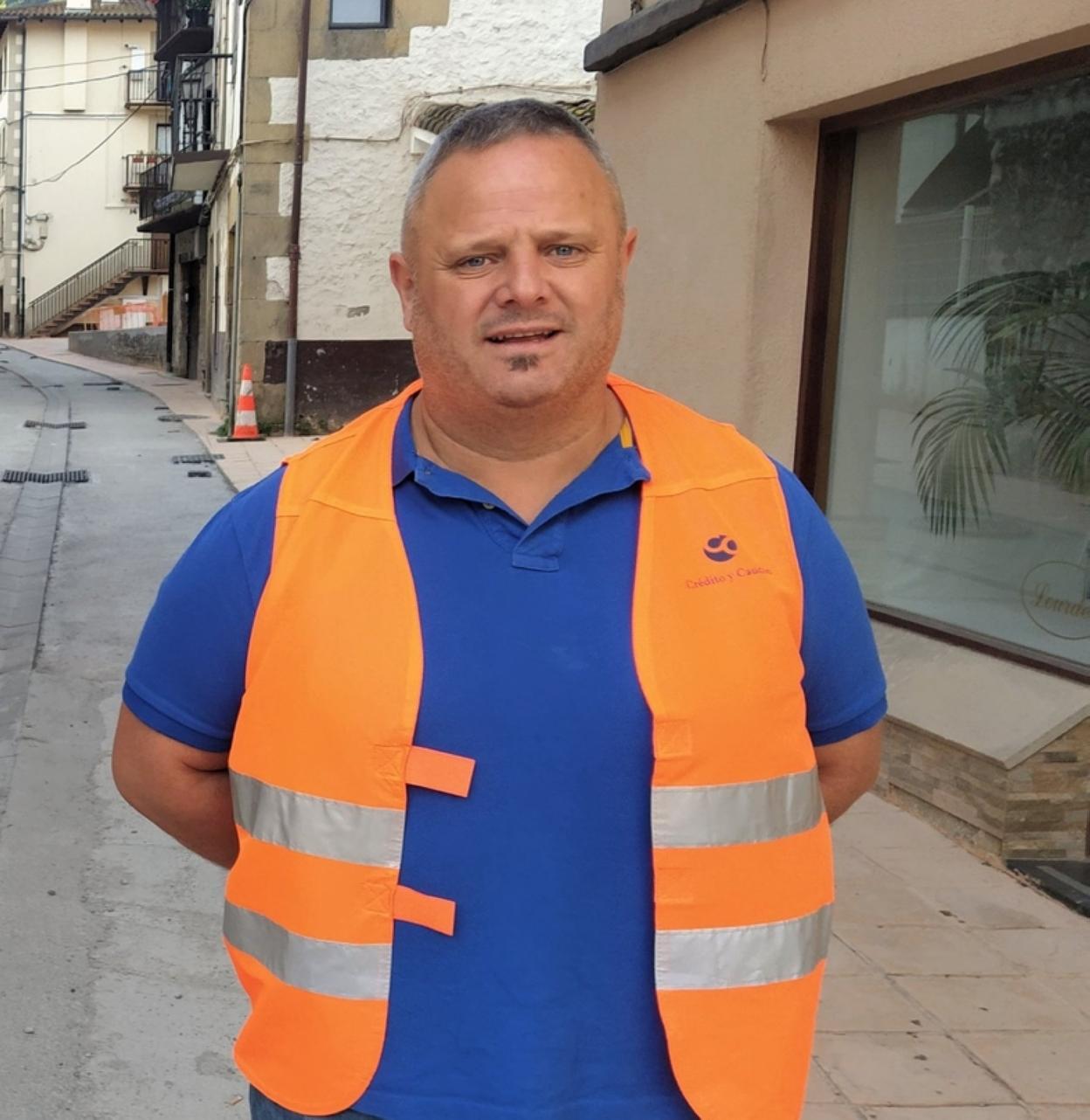 Agustin Lekuona Hirigintza saileko zinegotzia, Altzibar auzoan. 