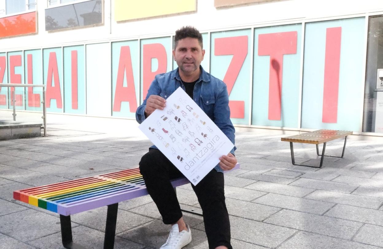 El alcalde Mikel Serrano presentó ayer el programa del XV aniversario de la casa de cultura Zelai Arizti. 