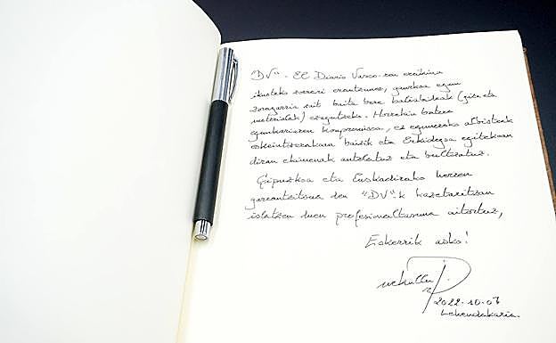 La dedicatoria del lehendakari en el libro de visitas del periódico. 