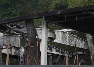 Imagen secundaria 1 - Incendio en Astigarraga: «Escuchamos fuertes explosiones y dimos la voz de alarma»