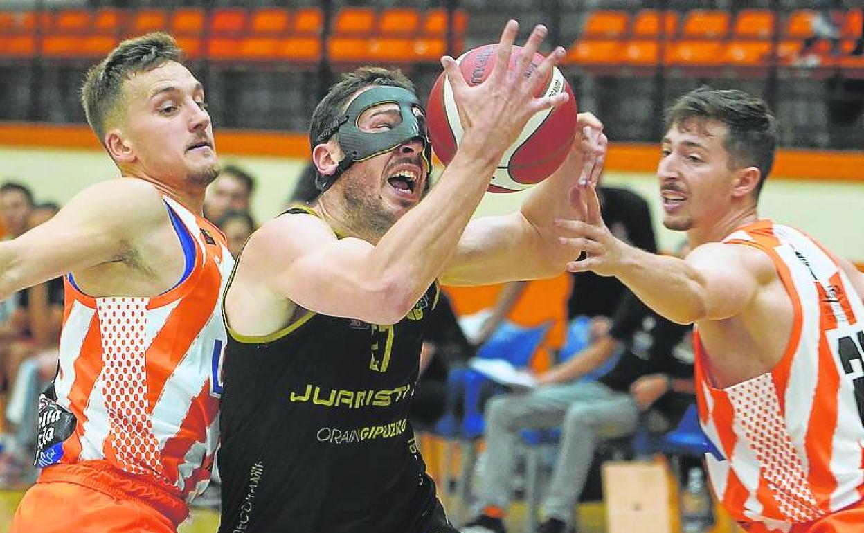 Guridi penetra ante Filipovic y Font, ayer en Azpeitia.