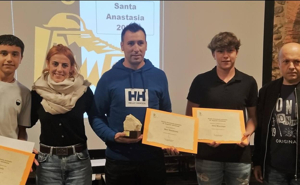Cuadro de honor con los premiados y las autoridades locales en la entrega de los premios fotográficos.
