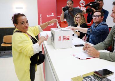 Imagen secundaria 1 - Ernesto Gasco, Rafaela Romero y Jesús Eguiguren, votan en las primarias del PSE de Donostia.