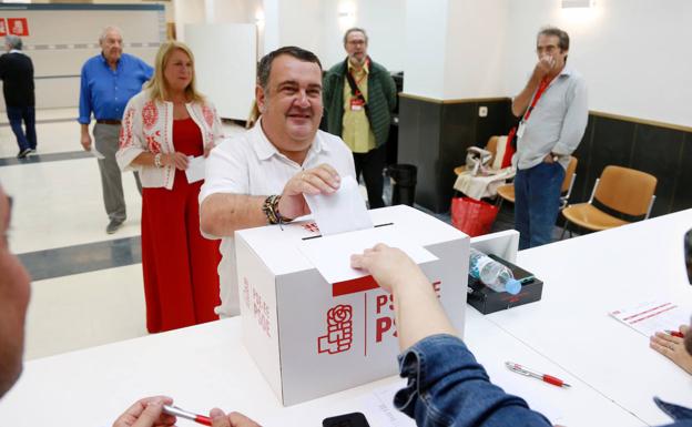 Imagen principal - Ernesto Gasco, Rafaela Romero y Jesús Eguiguren, votan en las primarias del PSE de Donostia.