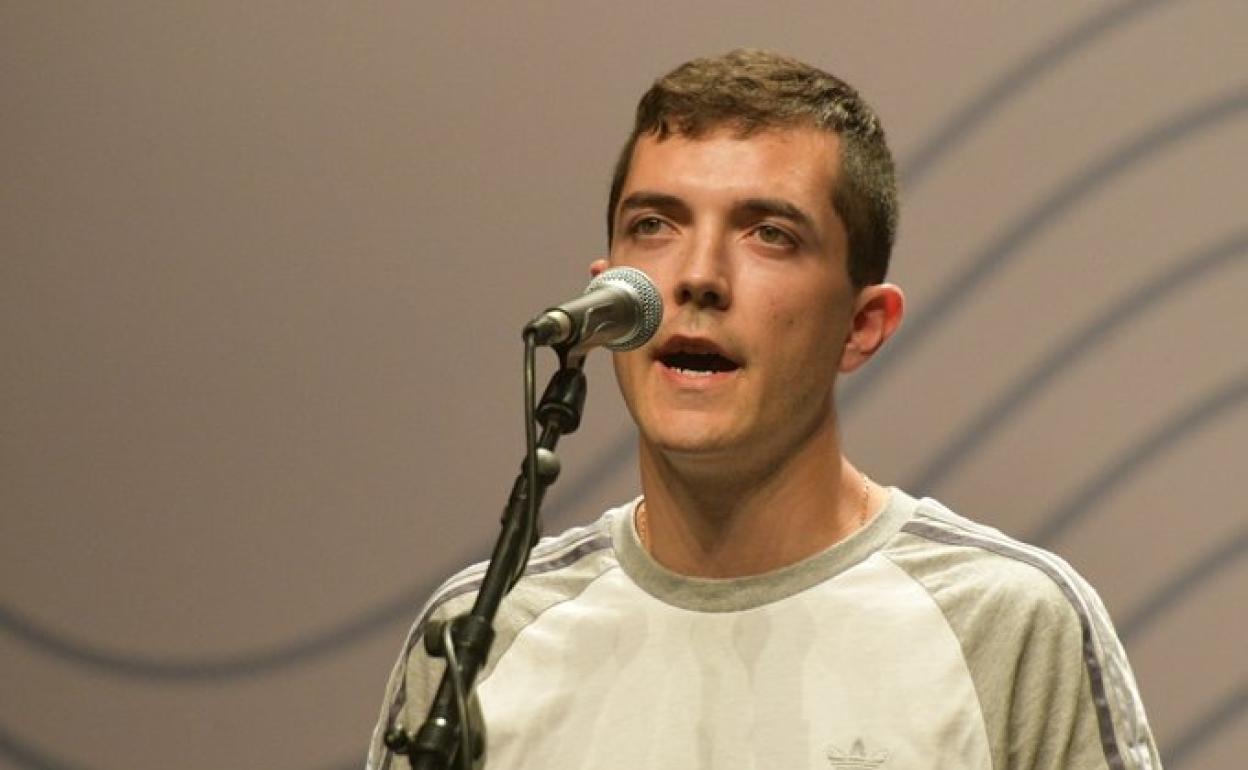 Aitor Bizkarra bertsolari bizkaitarra geratu da gainerakoen aurretik Lizarran. 