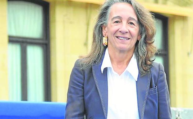 Marisol Garmendia, ante la fachada principal del Ayuntamiento donostiarra.