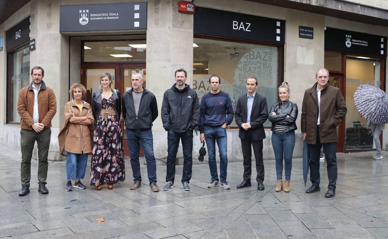 Representantes institucionales y de entidades colaboradoras de Ekiola ante las oficinas del BAZ donde Ekiola abrirá un punto de información al ciudadano. 