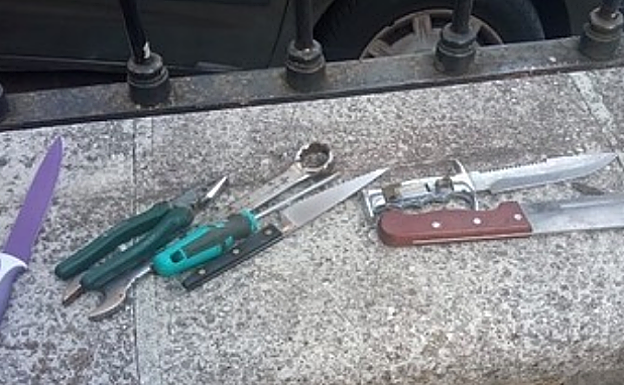 Algunas de las armas blancas y herramientas incautadas por la ertzaintza.