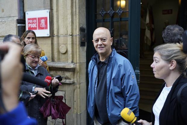 Odón Elorza ha comparecido en el exterior de la sede del PSE de Donostia. 