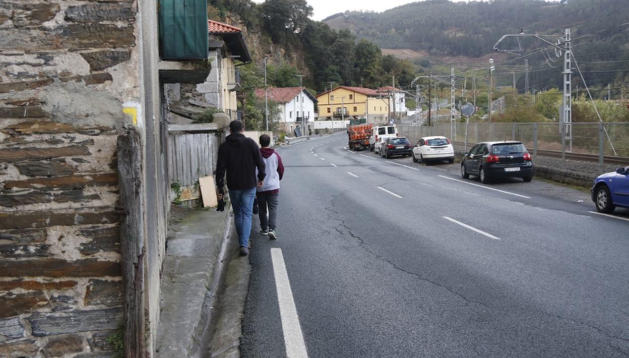 La nueva acera facilitará el paso de peatones en el barrio de Artzabal. 