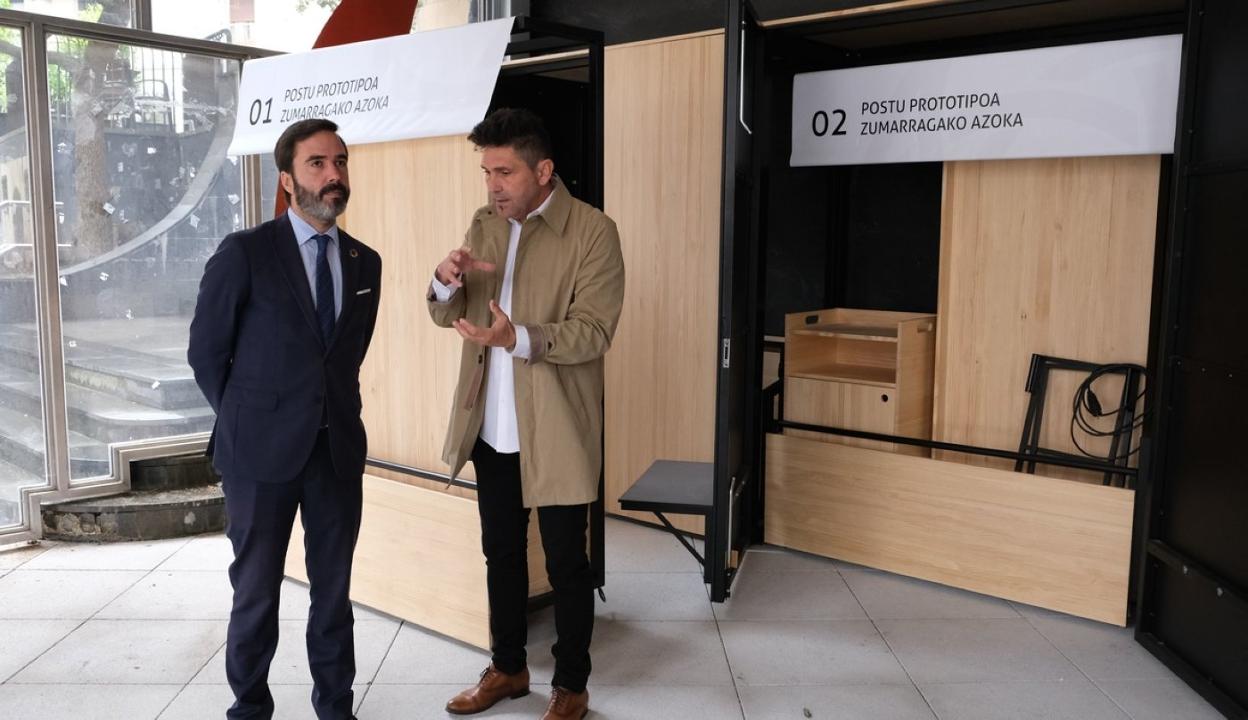 El consejero Javier Hurtado y el alcalde, Mikel Serrano, ante los puestos que se instalarán en la Azoka. 