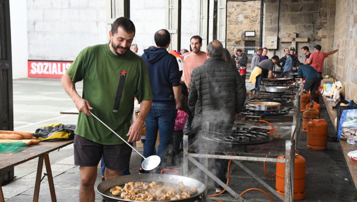 Herritar ugarik prestatu zituzten paellak. 