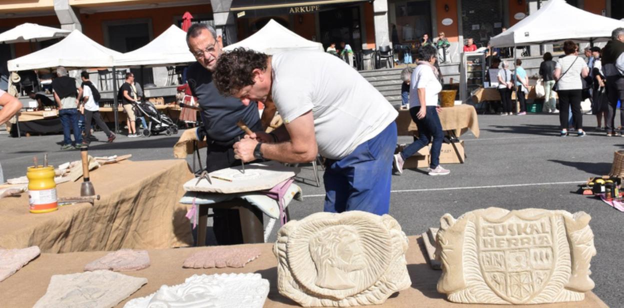 Nicolas Castro anoetarrak harri-tailak erakutsi eta saldu zituen. 