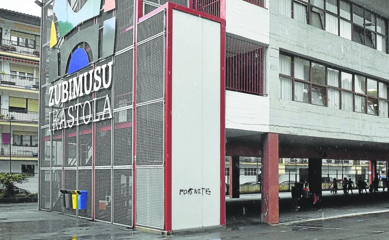 Vista exterior de la ikastola Zubimusu de Amasa-Villabona, donde Educación detectó las dos aulas sin alumnos. 