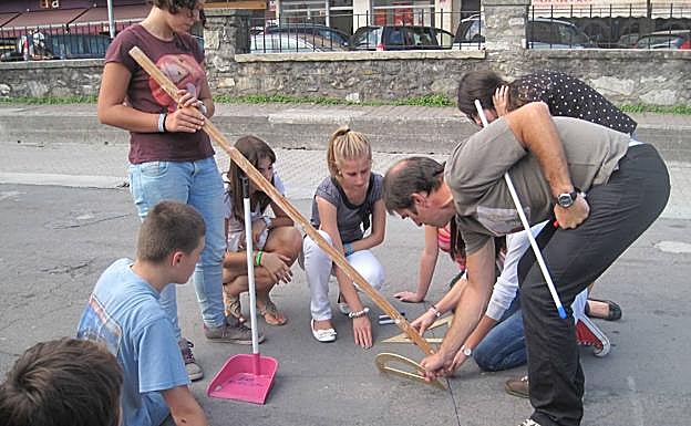 Manu Arregi y sus alumnos de la ikastola Aranzadi de Bergara experimentan con un gnomon para medir el radio de la Tierra hace unos años.