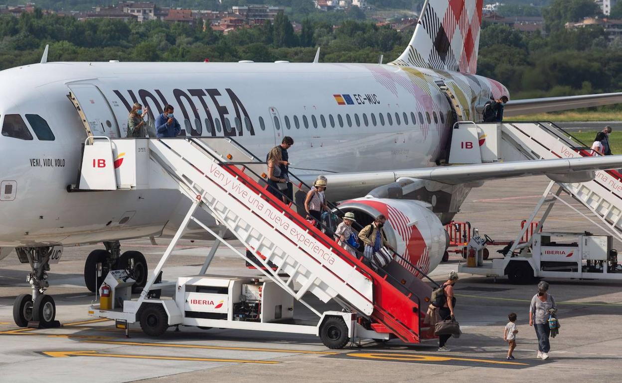 Pasajeros descienden de un vuelo de Volotea en el aeropuerto de Hondarribia.