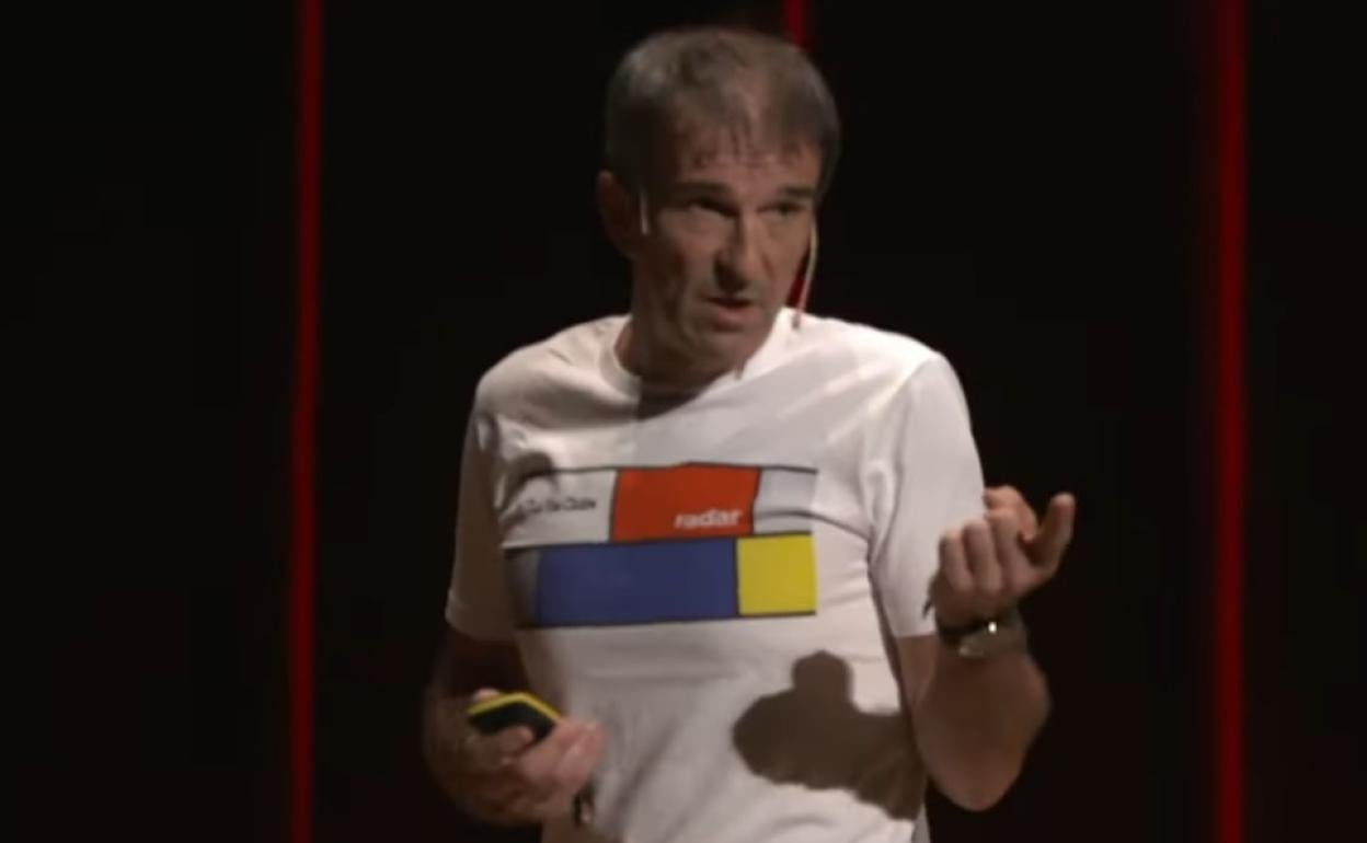 Manu Arregi, en una charla reciente en Naukas.