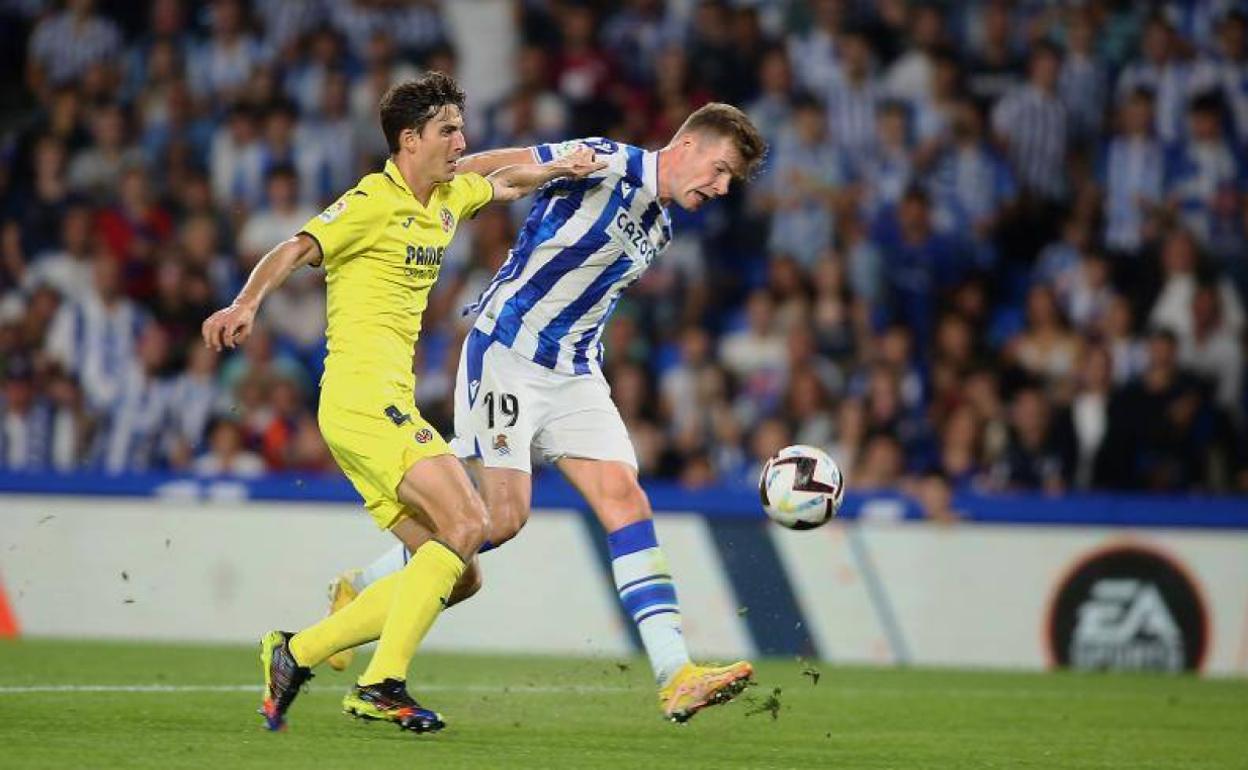 Momento en el que Pau Torres agarra a Sorloth e impide que el noruego pueda disparar a puerta con comodidad