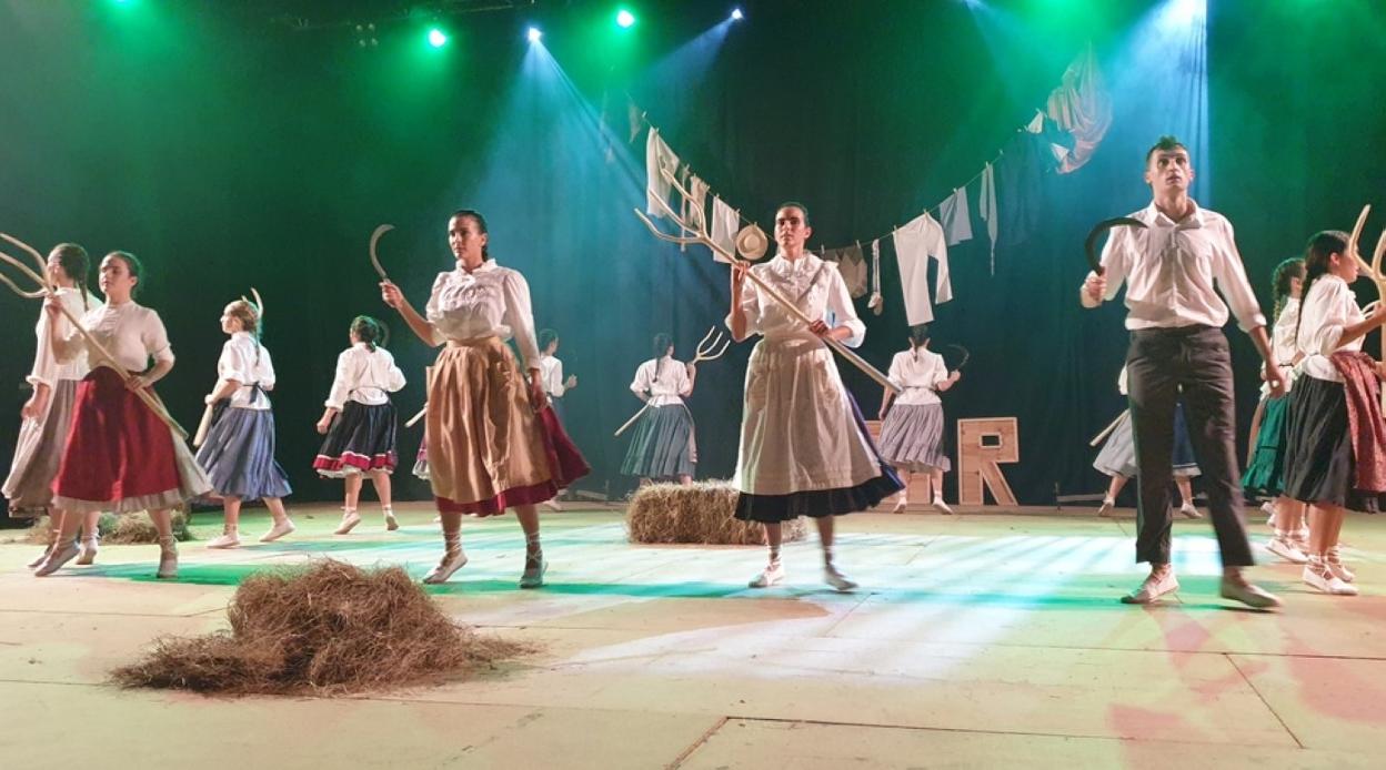 Ikuskizunean parte hartu zuten dantzariak 'Donibane' pieza eskaintzen. 