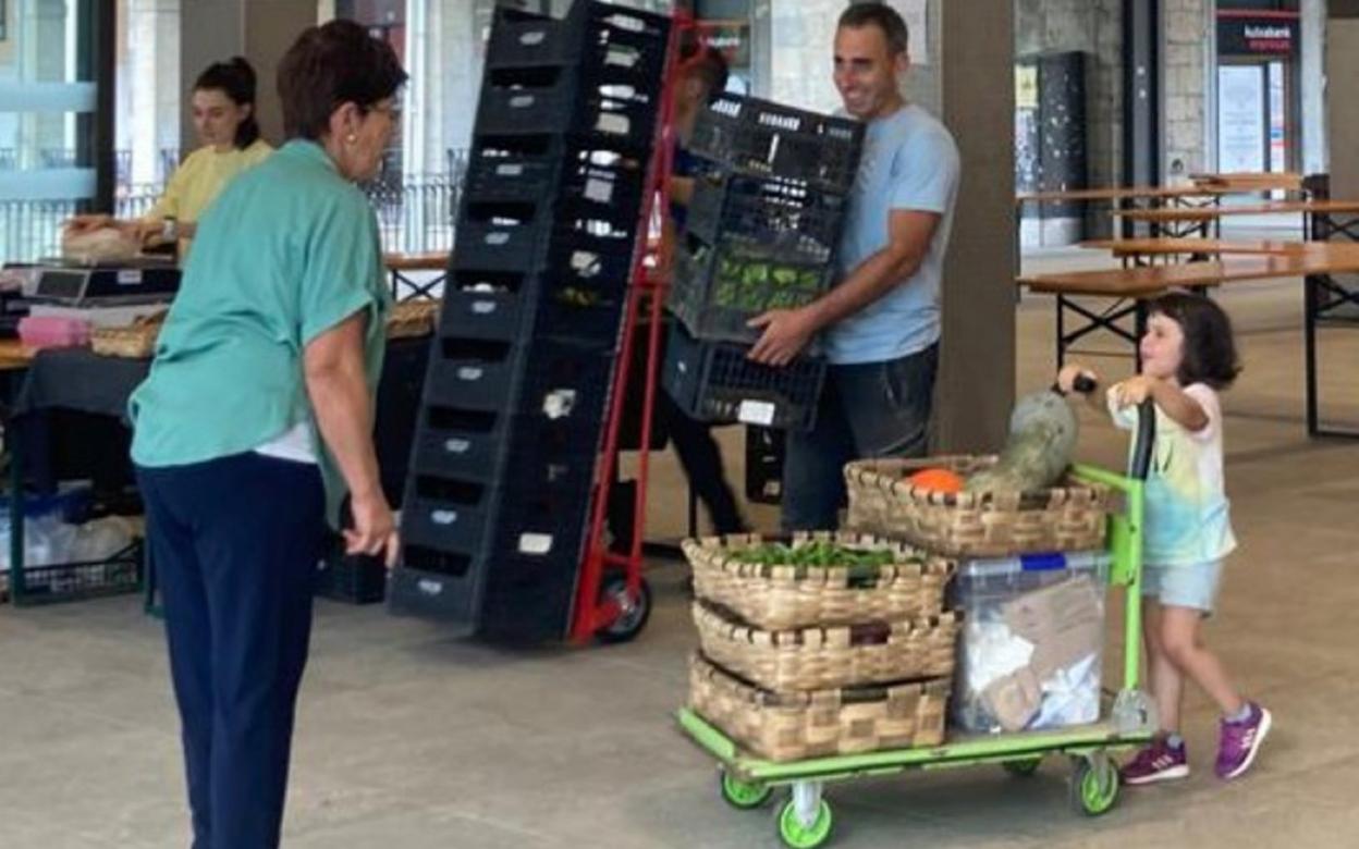 Herriko eta inguruko baserritar eta ekoizleak izan ohi dira azokan. Generazio berrien bultzada ere behar. 