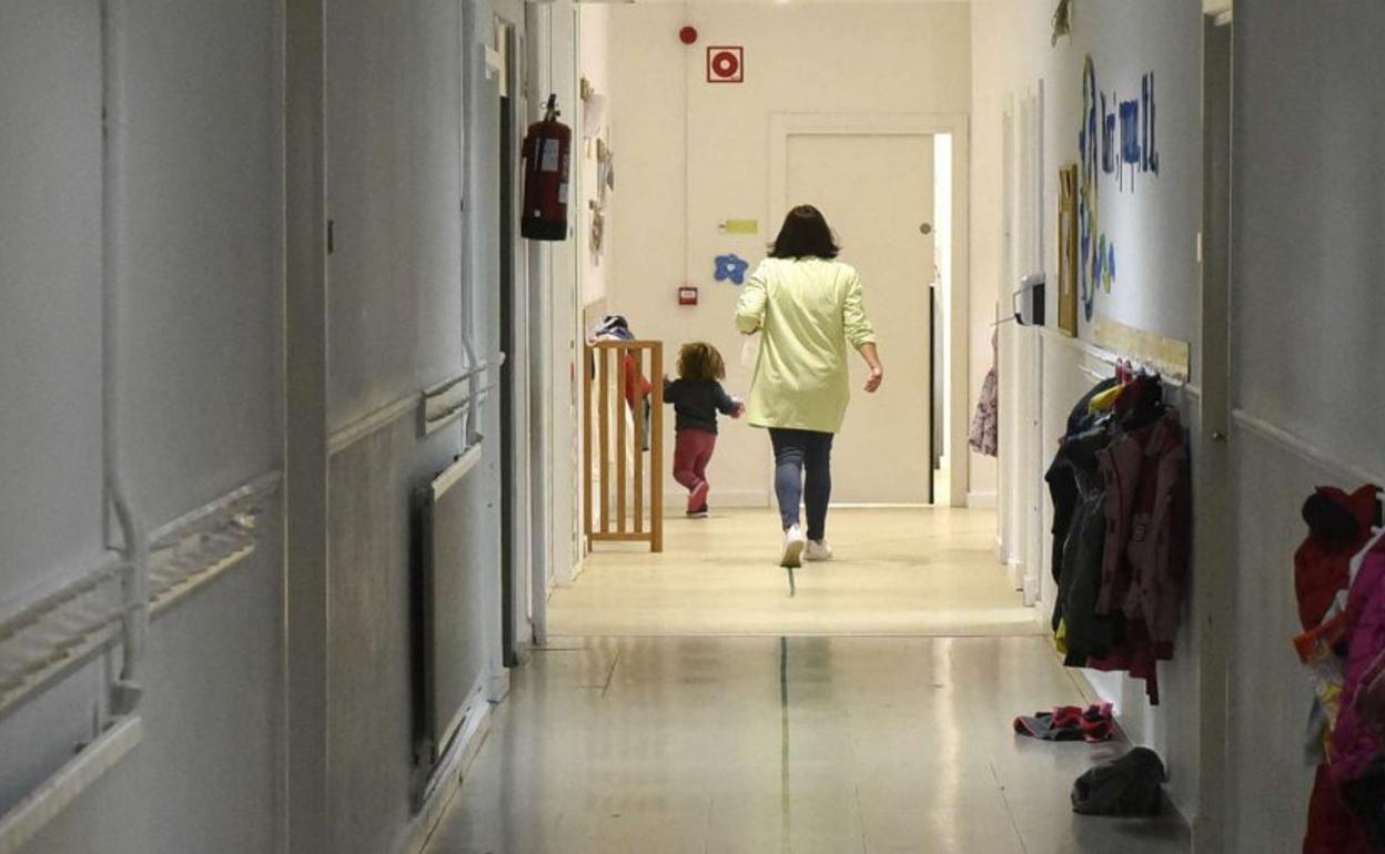 Una alumna acude a su gela en el interior de las dependencias de la ikastola Zubimusu. 