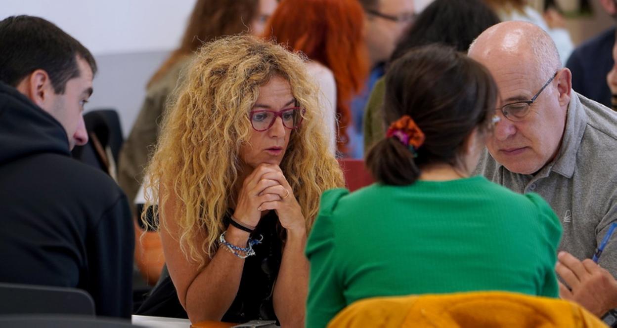 Ikasle, familia eta antolatzaileak Orereta ikastolan bildu ziren atzo Kilometroak prestatzen hasteko. 