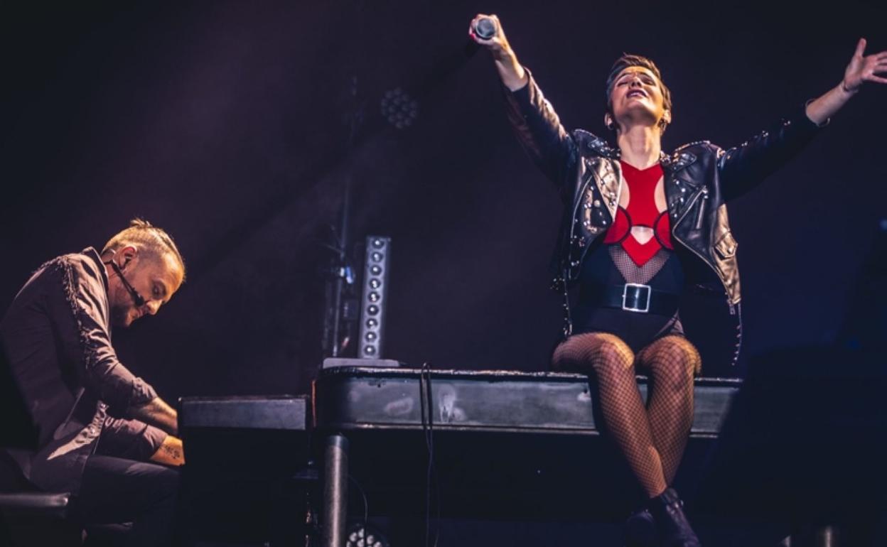 Elena Díez es la vocalista del grupo Tributo a Mecano. 