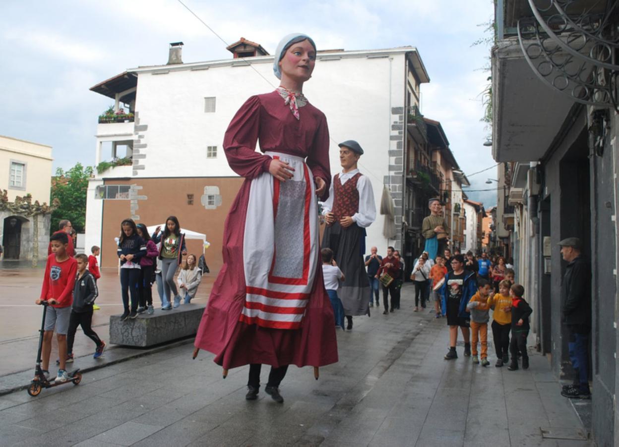 El desfile de los gigantes abrió el programa de actividades. 