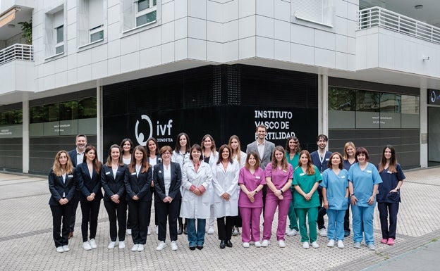 Foto de familia del equipo de IVD Donostia.