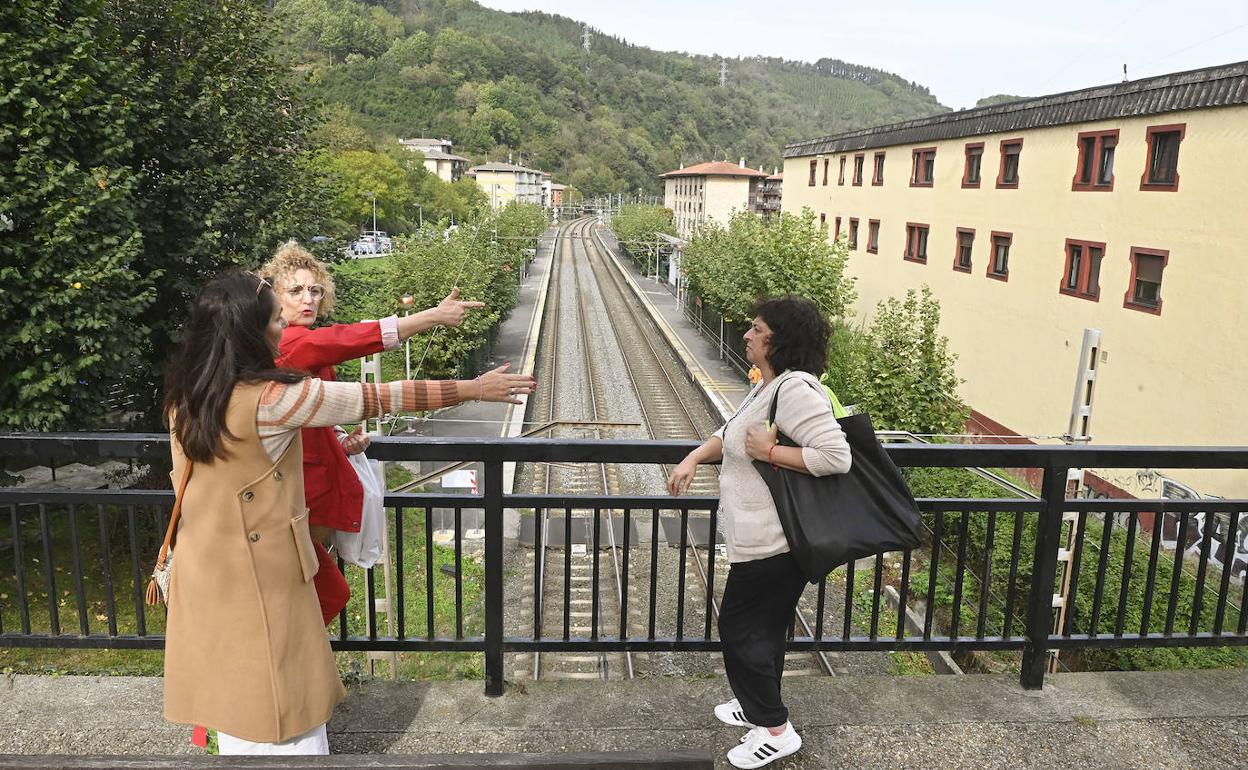 Ana, de marrón, vecina de Irura, habla con dos desconocidas sobre el accidente. 