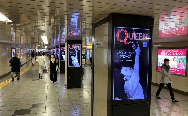 Los carteles que anunciaban el nuevo tema de Queen en el metro de Tokio desde hace unos días. 