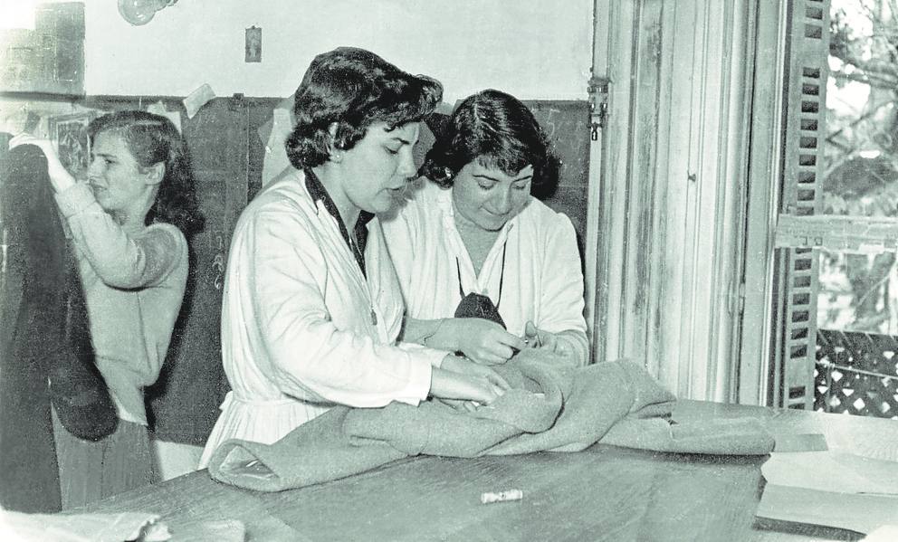 Hortensia Bírgala y dos aprendizas en una imagen de 1944