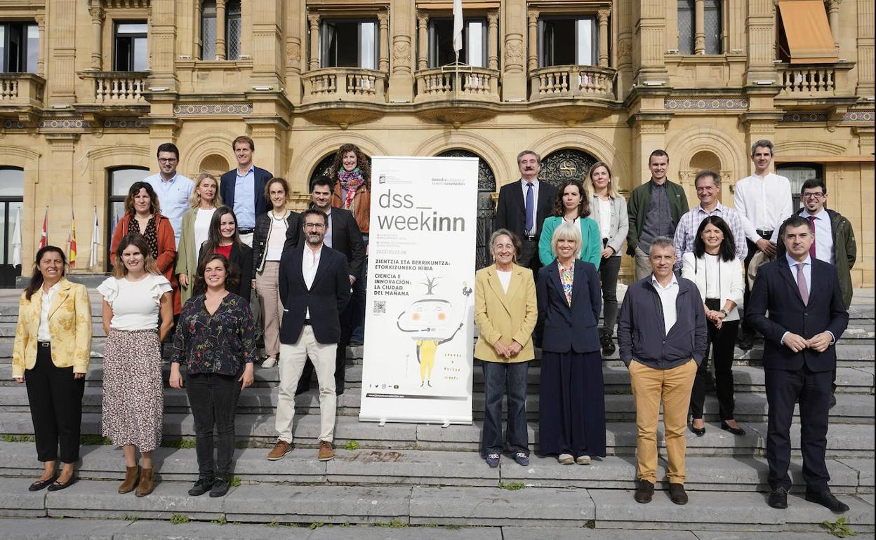 Garmendia y Olaizola con miembros de empresas y centros tecnológicos en la presentación de las jornadas. 