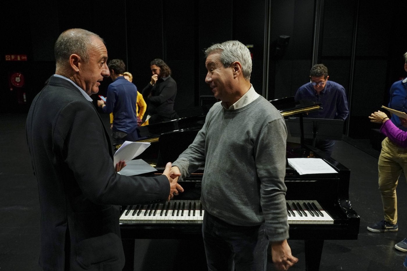 Iñigo Sabadie, hijo del compositor de 'Txuri urdin', agradece a Javier González Sarmiento su labor tras la emocionante escucha de la pieza. 