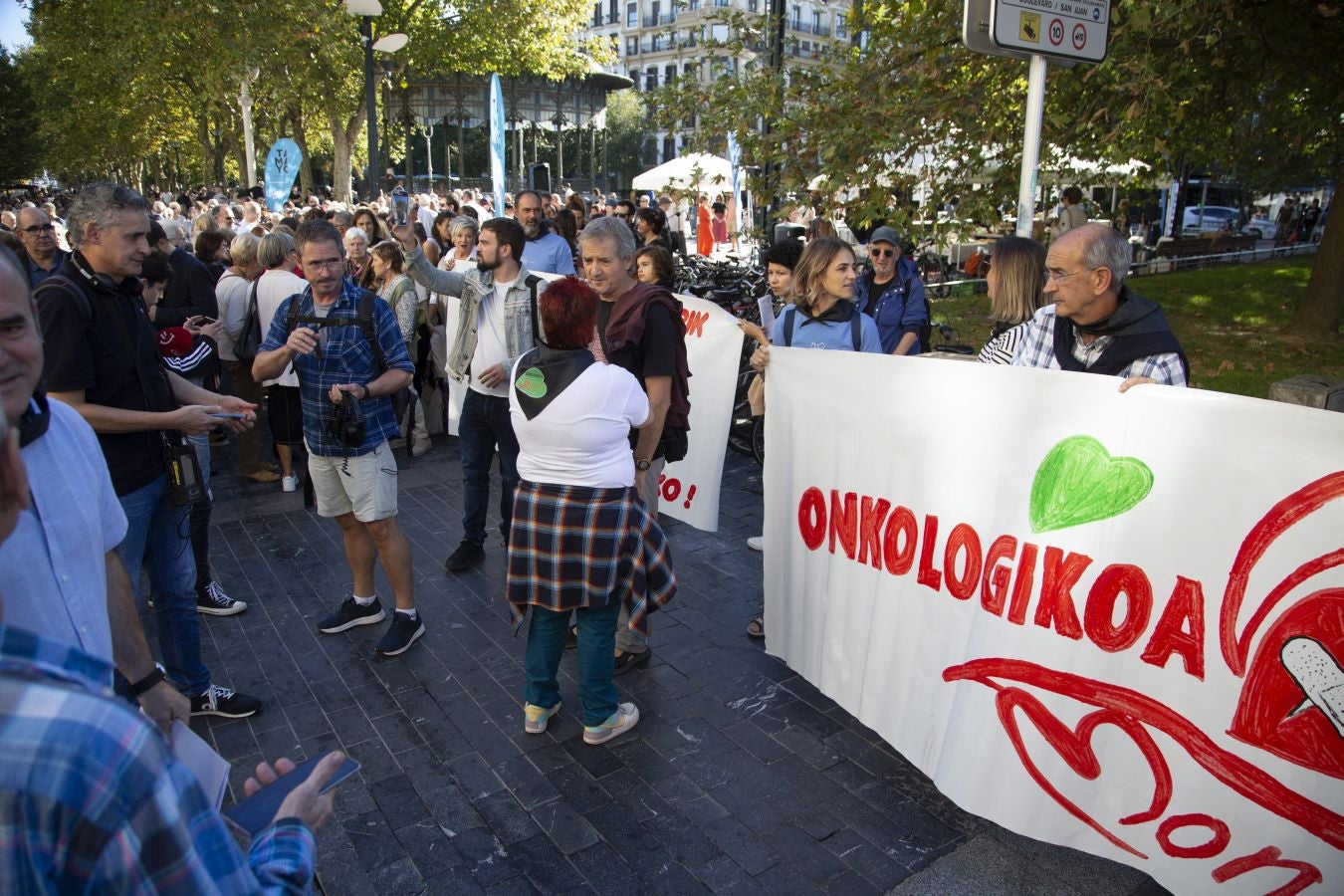 Fotos: Marcha contra la «pérdida de identidad» de Onkologikoa