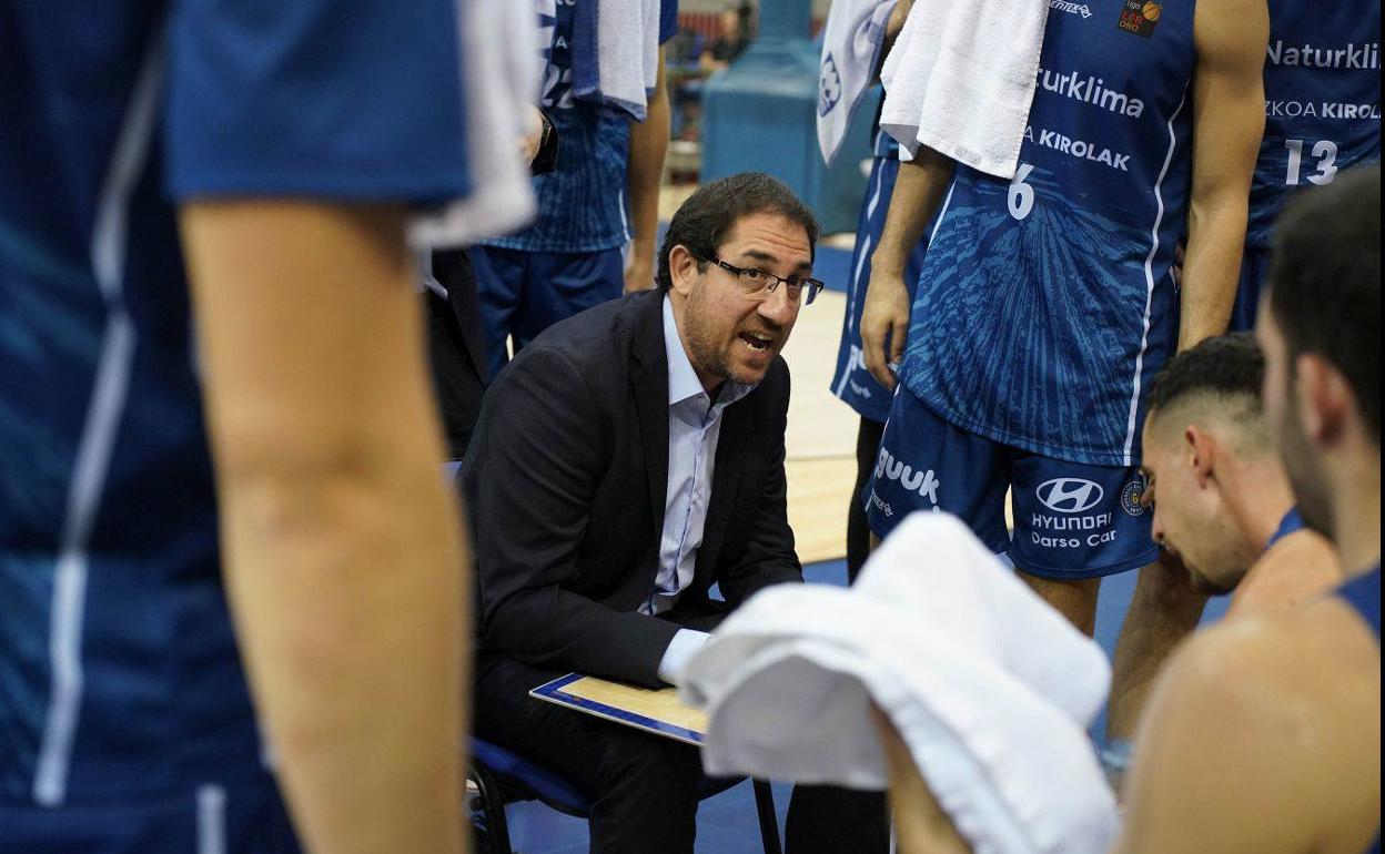 Lolo Encinas arenga al equipo. 