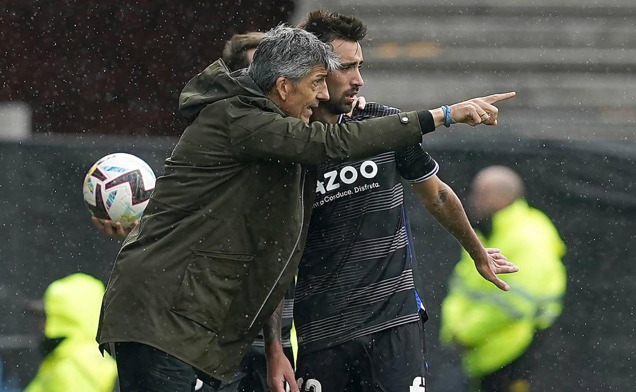 Imanol Alguacil da indicaciones a Brais Méndez.