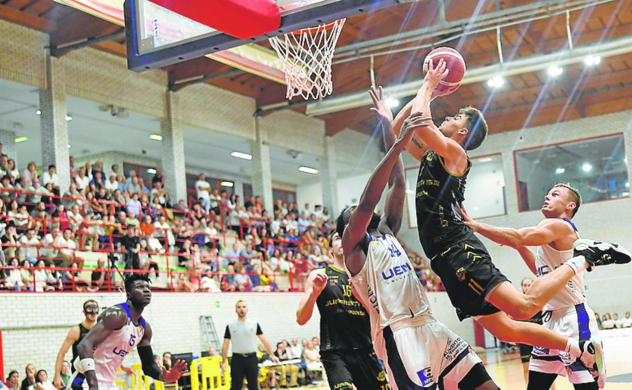 Hoover se tira a por Kabasele para lanzar a canasta. 